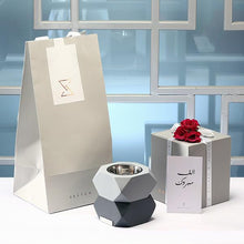 مبخر ديو رمادي مع زهور صغيرة