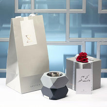 مبخر ديو رمادي مع زهور صغيرة